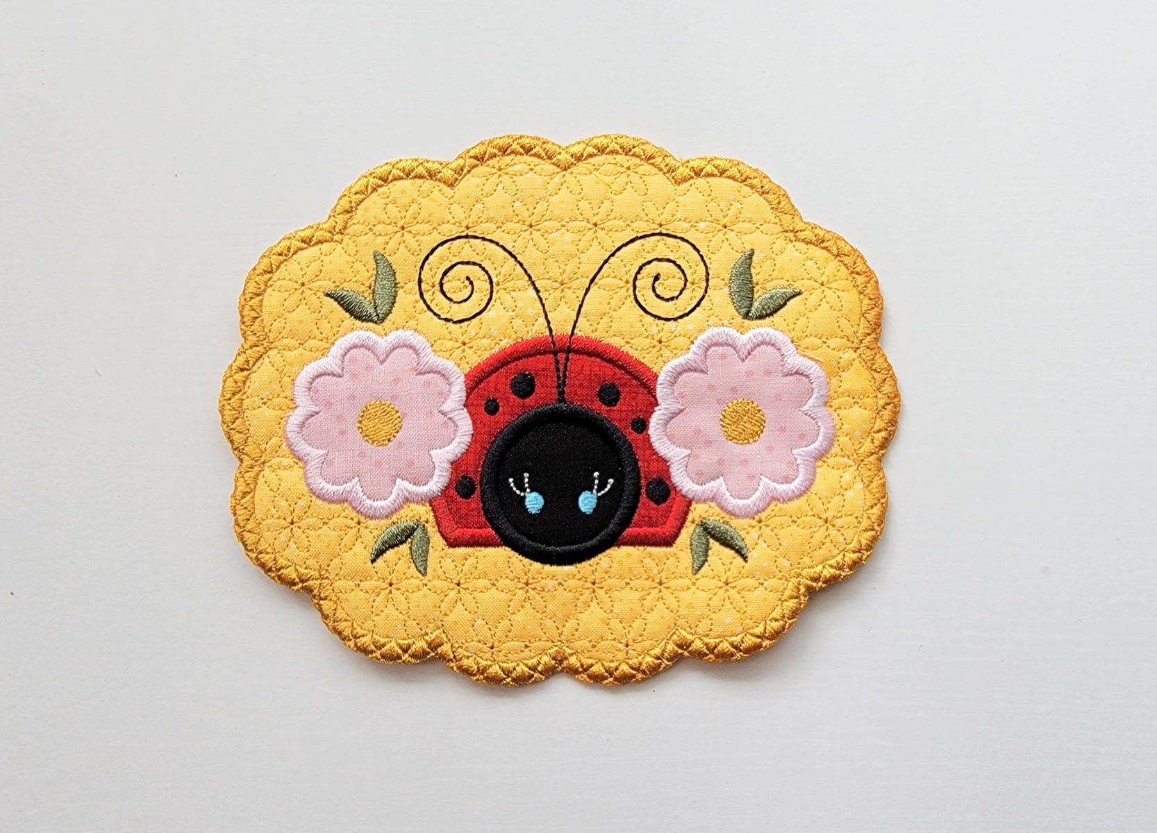 ITH Daisy Ladybug Scalloped Mug Rug | Machine Embroidery Designs by JuJu